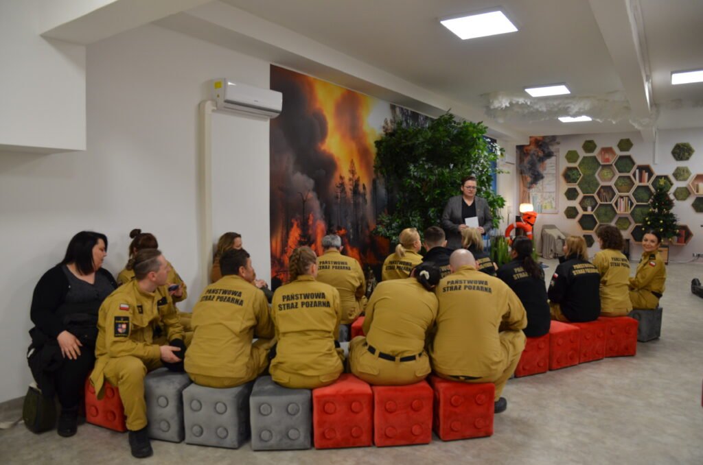 Grupa funkcjonariuszy pożarnictwa uczestnicząca w lekcji na Multimedialnej Sali Edukacyjnej
