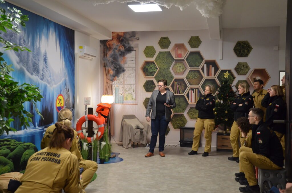 Grupa funkcjonariuszy pożarnictwa uczestnicząca w lekcji na Multimedialnej Sali Edukacyjnej